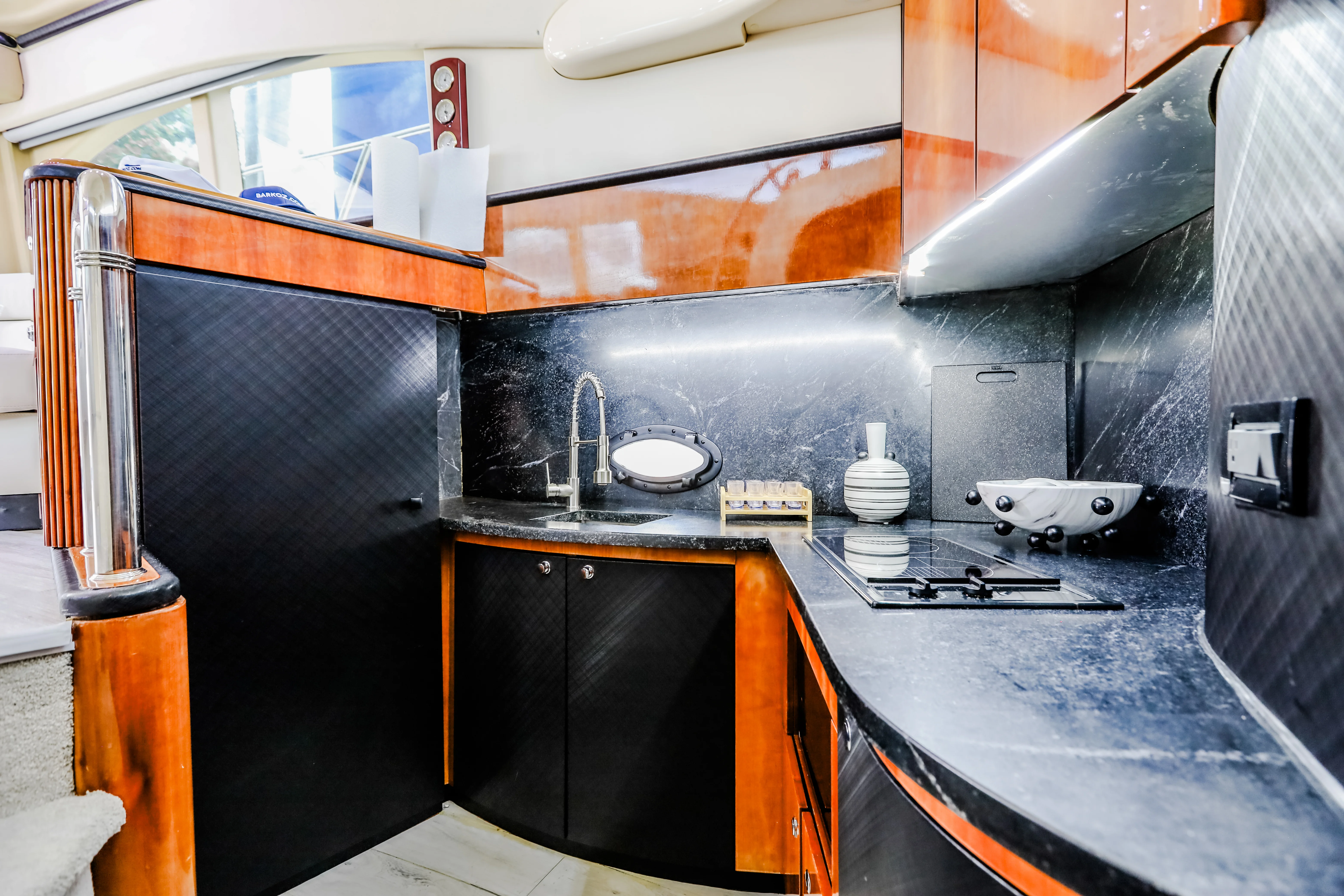 50ft Azimut Flybridge interior salon